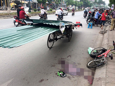 Sau vụ bé trai bị tôn cứa cổ, siết quản lý xe thô sơ chở hàng