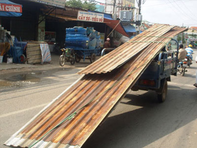 Sau vụ bé trai tử vong, người dân càng lo sợ những thanh thép, miếng tôn ngông nghênh ngoài đường