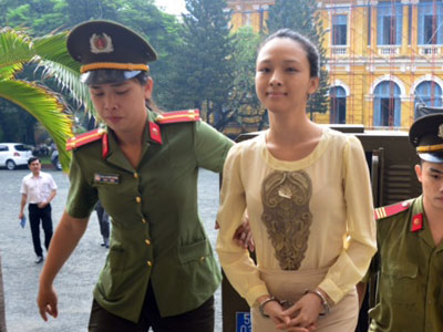 Tiếc cho hoa hậu Phương Nga khi ký hợp đồng nô lệ tình dục