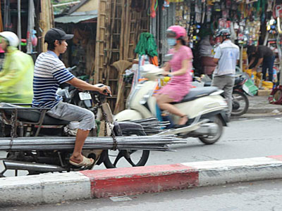 Hình ảnh xe hung thần chở sắt khắp Hà Nội