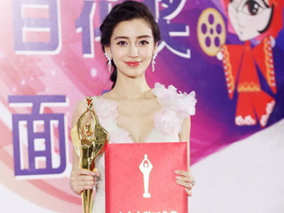 Lý Dịch Phong, Angela Baby bị ném đá khi đoạt giải tại Bách Hoa