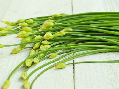 Rau hẹ: Thuốc quý giúp nam giới cải thiện chuyện chăn gối
