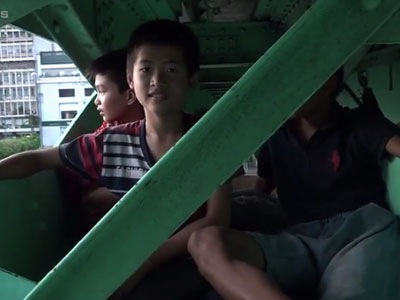 4 đứa trẻ sống vắt vẻo trên dầm cầu giữa Sài Gòn