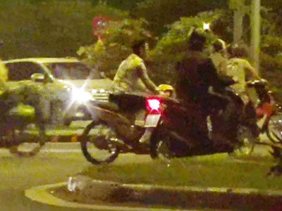 Clip: Quái xế đi "bão" đua xe đại náo Sài Gòn