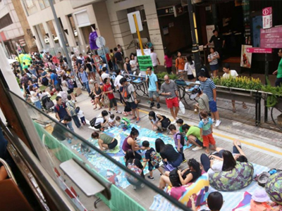 Dân Hong Kong trải thảm giữa đường đọc sách nhờ lệnh cấm xe