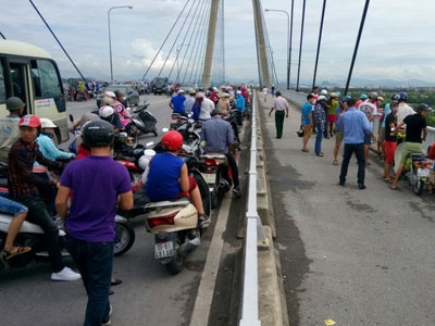 Dùng búa đánh một người phụ nữ nguy kịch rồi nhảy cầu tự vẫn