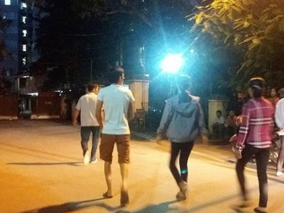 Khoảnh khắc kinh hoàng của em gái khi chứng kiến chị mình bị tôn cứa vào người mất mạng