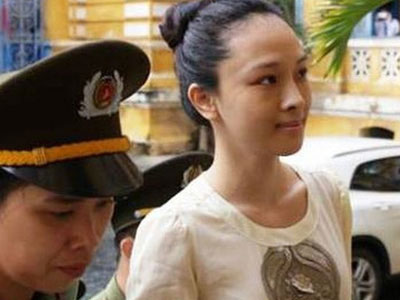Mẹ ruột hoa hậu Phương Nga: “Mẹ ơi, con bị lừa, con bị cài bẫy”