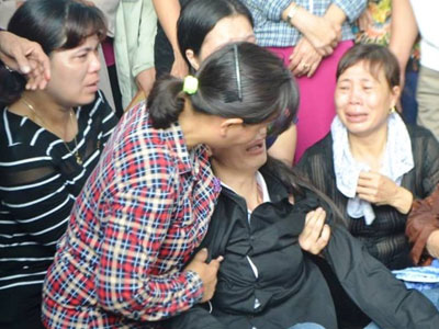 Người mẹ ngất xỉu trong đám tang 4 người thân ở Quảng Ninh