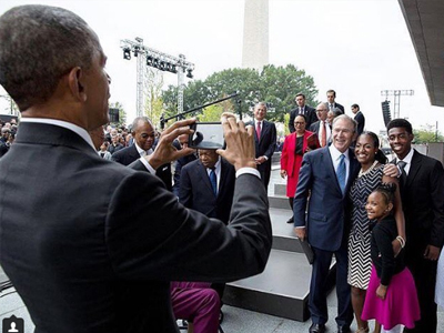 “Sốt” video ông Bush nhờ Tổng thống Obama chụp ảnh