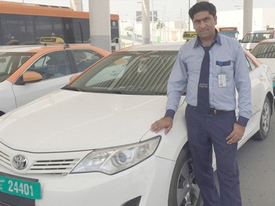 Tài xế taxi ở UAE trả lại khách nửa triệu USD bỏ quên trên xe
