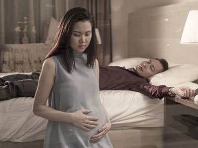 Tình cảnh trớ trêu và phán xét chết điếng của chồng về cái thai "dư tháng"