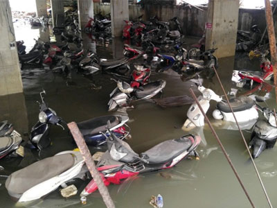 18 giờ sau trận mưa lịch sử, Sài Gòn vẫn chìm trong nước