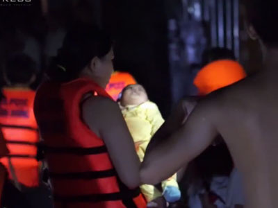 Clip: Bình Dương dùng thuyền phao sơ tán hàng trăm người do ngập