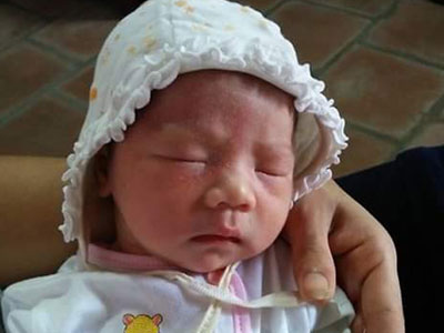 Hà Nội: Bé gái sơ sinh bị bỏ rơi cùng phong bì chứa mấy trăm ngàn trước sân chùa