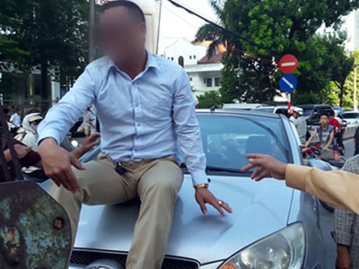 Hà Nội: Tài xế cố thủ trên nắp capô bị phạt 17 triệu đồng