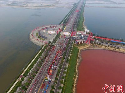 Lạnh người với hồ muối 4.000 năm biến thành "hồ máu"