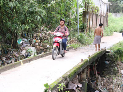 Mưa lớn ở Biên Hòa, một thanh niên bị cuốn trôi cùng xe máy