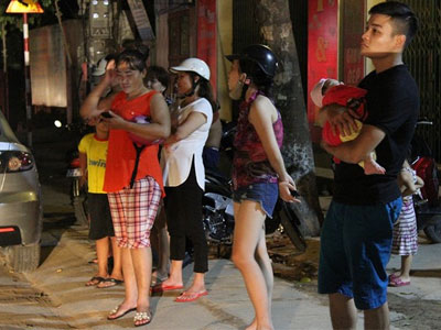 Người dân thức đêm chờ xem mặt nghi phạm gây thảm án