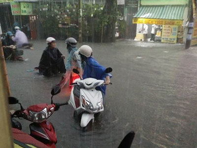 Người mẹ hớt hải lội nước ngập tìm con bị thất lạc trong trận mưa kinh hoàng ở Sài Gòn