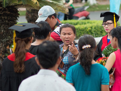 Sinh viên chụp ảnh dùm bạn ở lễ tốt nghiệp ĐH Cần Thơ bị rượt đánh