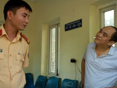 Tông xe vào trụ sở UBND tỉnh Thanh Hoá, rút thẻ phóng viên ra dọa