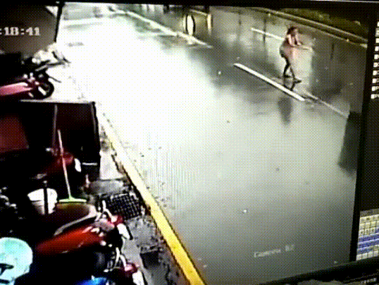 Bão Megi tàn phá Trung Quốc, thổi bay cả người, nhà, tủ lạnh... trên đường phố