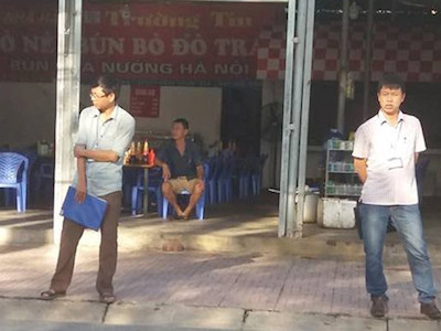 Cán bộ thuế "chặn khách" của nhà hàng để thu thuế