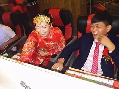 Cô dâu chú rể mải ‘đánh điện tử’... quên cả giờ cưới