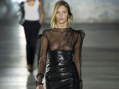 Dàn mẫu ngực trần catwalk trong show Saint Laurent