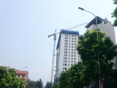Dùng máy cắt dây kim cương phá dỡ dầm, cột nhà 8B Lê Trực