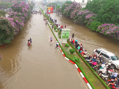 Hà Nội mưa lớn, vì sao phố cổ không ngập mà phố mới ngập nặng?