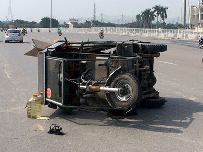 Hà Nội: Va chạm với xe ba bánh, nữ sinh nhập viện