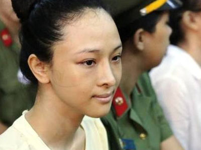 Mẹ hoa hậu Phương Nga: “Con tôi bị dọa giết trong quán karaoke”