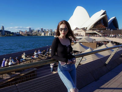 Ngọc Trinh mặc mốt quần rách trên đường phố Sydney