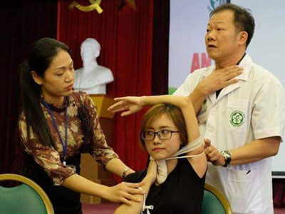 Người Việt cần xem video này: Bị tôn, sắt, thủy tinh... cứa vào cổ, lập tức phải làm gì?