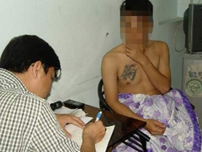 Nỗi khổ của nam bán dâm phải uống thuốc kích dục để “đi khách”