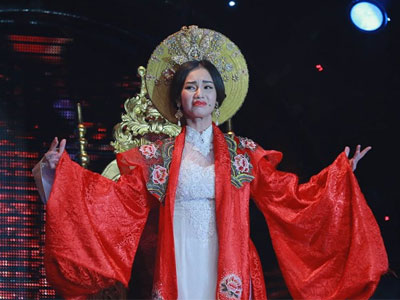 Quỳnh Chi lộng lẫy trong vai hoàng thái hậu