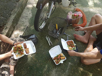 Hai "soái ca" Bách Khoa sửa hàng chục xe ngập nước: Chỉ lấy cơm hộp!