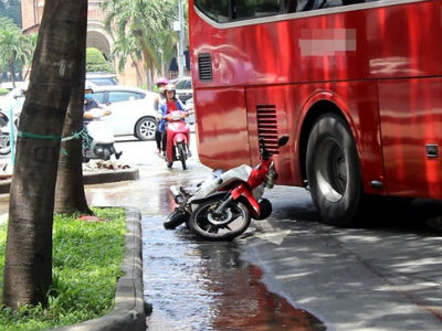 Hàng chục người nước ngoài la hét khi xe khách va chạm với cô gái ở trung tâm Sài Gòn