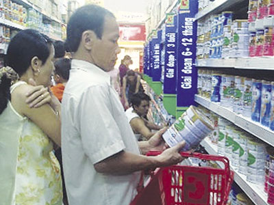 Sữa Meiji bị “cảnh báo” vẫn bán tràn lan