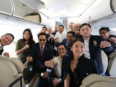 Tổng thống Philippines selfie trên chuyến bay tới Việt Nam