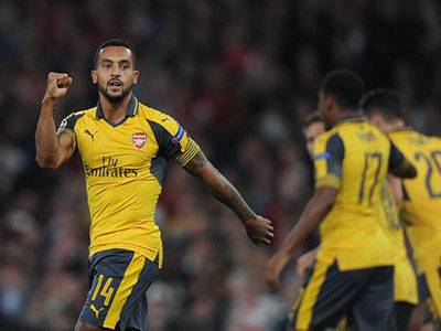 Vì sao Arsenal phải mặc áo sân khách dù chơi trên sân nhà?