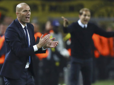 Zidane gặm bánh mỳ, soi lại trận hoà Dortmund ngay trên xe buýt