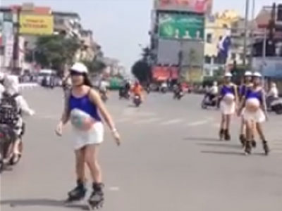 Dàn chân dài bầu giả hở hang gây sốc trên đường Hà Nội