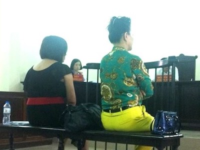 Hai phụ nữ lĩnh án tù vì cào cấu, cắn công an