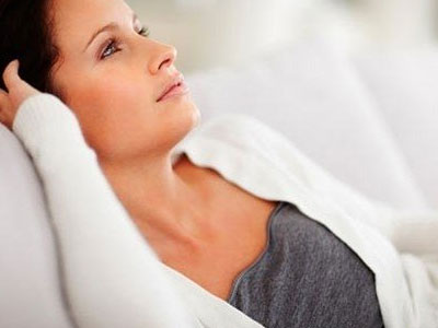 Mẹ đẻ chảy nước mắt sau khi đến thăm con gái ở cữ nhà giàu