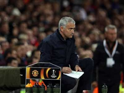Mourinho THAN VÃN lịch thi đấu của Man United là món quà chứa chất độc