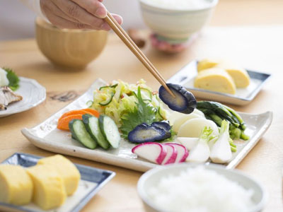 Ngồi dưới đất ăn tốt cho sức khỏe