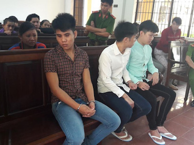 Nữ sinh méc bị trêu ghẹo, 3 thanh niên truy sát đẫm máu